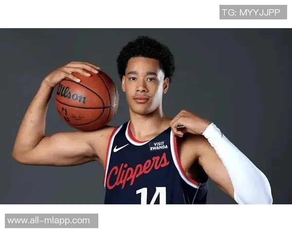 泰伦卢赞尼德豪泽拼劲十足能量满满抢板盖帽表现出色贡献六个进攻篮板